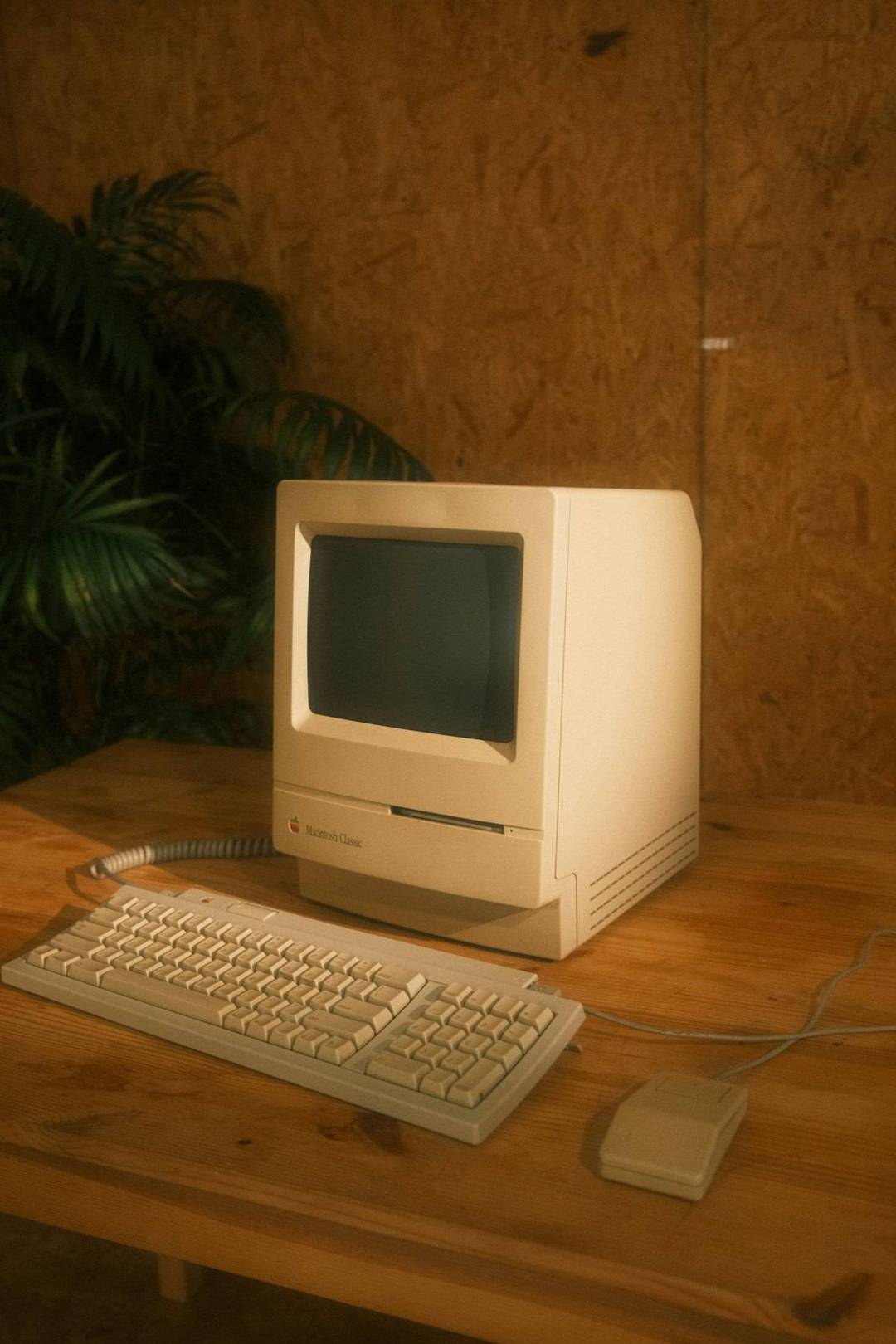 Computadora vieja con monitor de tubo sobre un escritorio