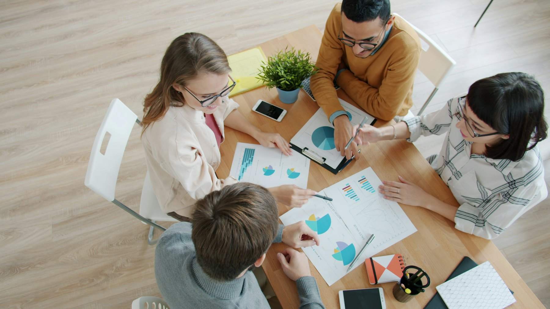 Un equipo revisando números en una mesa