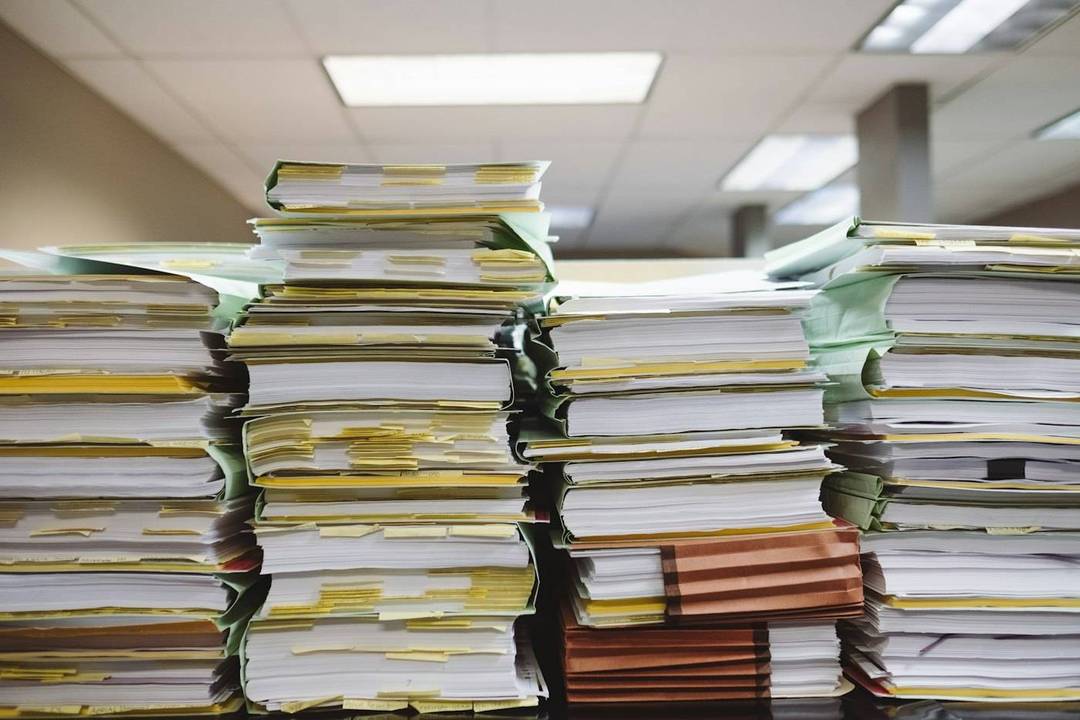 Pilas de carpetas y papeles en una oficina